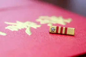 荣誉激励！这个连，全体官兵同戴一块勋表！图片