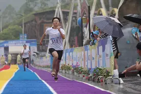 涪陵美心红酒小镇第九届高跟鞋彩色跑鸣枪开跑图片