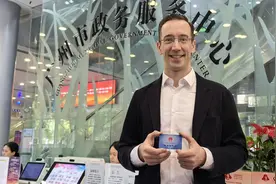 Foreigners enjoy 'one card for all' in Guangdong图片