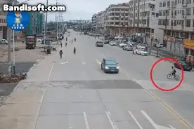 骑摩托+骑自行车 4个少年狠撞在一起图片