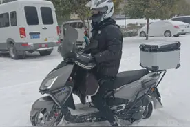 抢时间练成“飞毛腿”，就怕摔倒餐撒一地！临沂外卖骑手雪中送餐图片