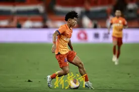 “苌”镜头｜主场战三镇泰山队全华班首发，何小珂首次亮相图片