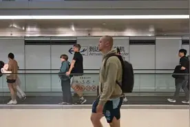 上海空港迎我国对新西兰等三国试行免签后首个来沪航班，今年入境客增1.7倍图片