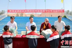 青海藏传佛教人士捐资助学：慈善不仅是一种行为，更是一种力量图片