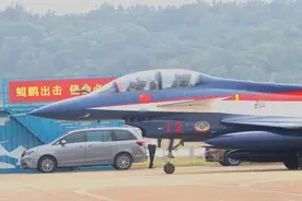 “八一”飞行表演队，抵达珠海！换装后7架歼-10C首次访珠图片