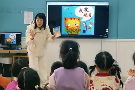 东营区文华幼儿园：祖辈家长进课堂，讲述《我爱刷牙》绘本故事图片