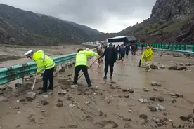 新疆伊犁果子沟路段突发泥石流 霍城公安5小时抢通道路图片
