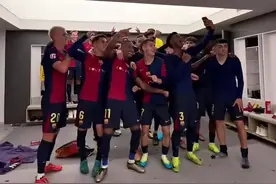 还得是你，什琴斯尼和球队拍合照时在背后猛抽一口电子烟图片