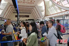 来自101个国家和地区旅客从西双版纳中老边境出入境图片