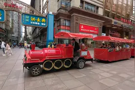 上海南京东路步行街上的铛铛车，运营了20多年，是不是该升级了？图片