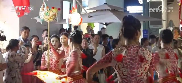 “文旅+非遗+科技+电影+生态”吸引游客纷至沓来 特色资源激活火热消费新场景
