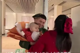 妻子把儿子包成花束迎接退伍丈夫，网友：一旁的战友满眼羡慕图片