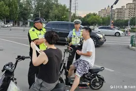 戴头盔！阳谷交警持续开展不戴安全头盔查纠行动图片