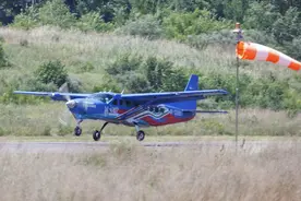 京郊通用机场首次完成低空长途货运测试，山东樱桃三小时进京图片