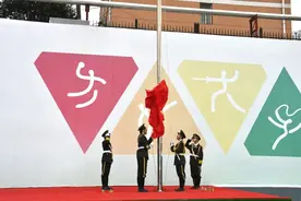 西安市五环中学举行2025年春季开学第一次升旗仪式图片