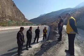 汶川县综合行政执法局开展占用公路路产路权专项执法行动图片