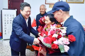 市委书记专程到村里，陪汤洪波父母观看神十七返航直播图片