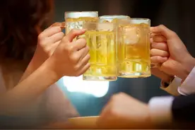 睡前饮酒真的有助睡眠吗？别再这样做了！危害比失眠还可怕图片