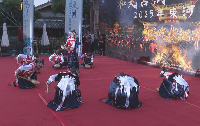 火光照亮茶马古道 市民游客齐聚束河共庆火把节