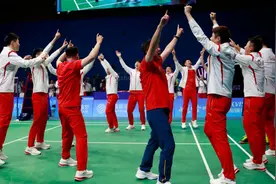 特写：国羽男团惊天逆转后，现场奏响了《我爱你中国》图片