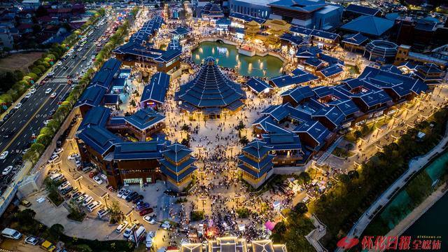 图说丨夜幕下的榆树湾文旅商综合体游人如织