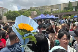 果然视频丨一举夺“葵”！高考第一门结束，青岛家长捧向日葵迎接图片