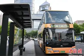 浙江杭州：“商务座”公交走红吸引游人图片