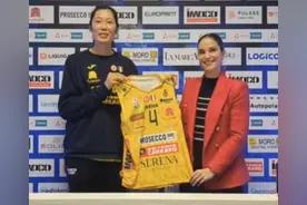 朱婷亮相意甲科内利亚诺女排，新赛季身披4号战袍图片