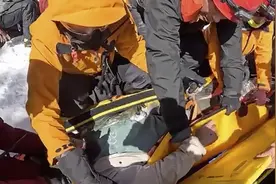 加州两名徒步者被困雪山，因风力太大无法救援，三天后才成功脱险图片