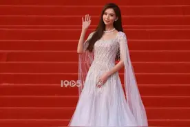 50岁林志玲出席北影节闭幕红毯，一席白色长裙惊艳亮相图片