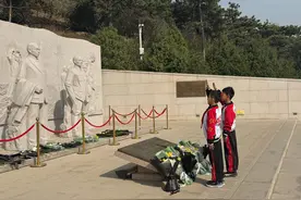 清明市民西山缅怀无名烈士图片