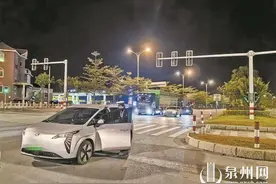 小车停红绿灯路口 一查司机醉驾酣睡图片