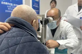90岁老人左眼白内障手术失败，4年后求医怀化爱尔成功手术图片