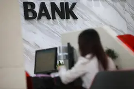 “发展已经到瓶颈，收入下降，被收编后打算跳槽”……这些银行人正面临艰难选择图片