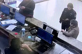 老人乘出租车时遗失装有救命药的背包，民警巧用微信支付联系司机找回图片