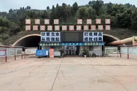 2025年全线建成 成南扩容项目唯一一座特长隧道双洞贯通图片