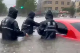 车主质疑“摆拍救人”，山东平邑：被救者在车辆附近，已向车主解释