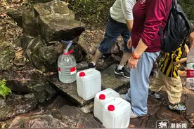 暴雨后，西湖边的泉水还能喝吗？一些爱喝泉水的杭州人有点忐忑图片