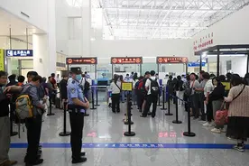 韩国首尔仁川航线重启 首批韩籍游客高效通关入境图片