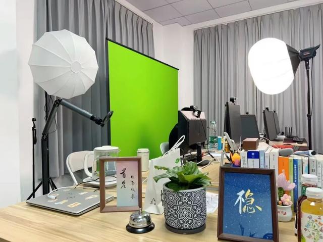 “假装上班”18天，他创办了自己的公司→