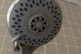 女子称入住锦江之星酒店发现“花洒有排泄物”，店长称保证房间没问题 相关部门介入调查图片