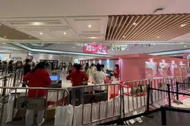 Chiikawa快闪店排队10小时限购10分钟：2分钟预约爆满，“黄牛”现场加价卖货图片