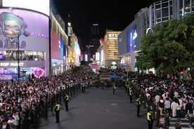 上海外滩5月1日累计客流超57万人次，比去年上升三成图片