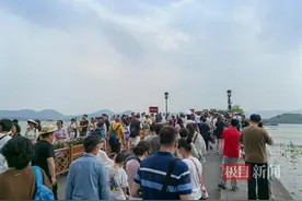 “五一”西湖景区客流创新高：断桥“长”满游客，两地铁站临时只出不进图片