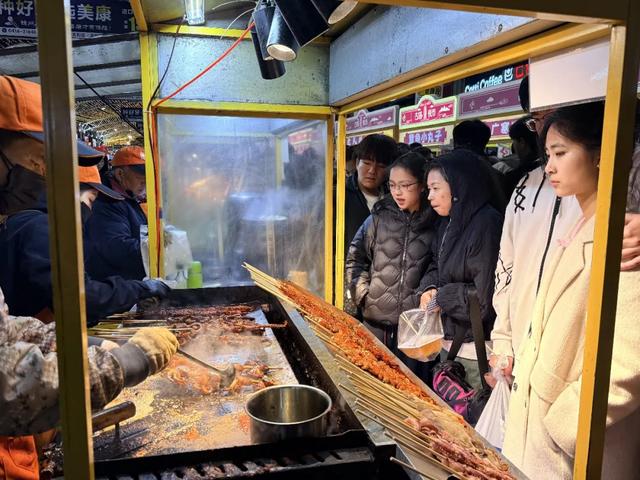 烟火夜市添春意 清明假期文旅消费持续升温