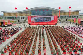 做战神传人 当胜战精兵 怀化市举行2024年下半年新兵欢送仪式图片