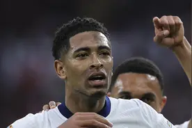 “大英帝星”贝林厄姆狂飙冲击金球奖，打进700球的警察父亲领他入门图片