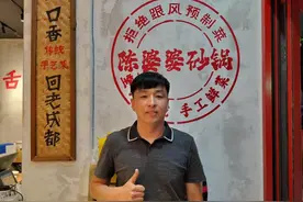 双向奔赴感动全网！老人深夜翻垃圾桶，打烊的店老板牵起他的手再次打开店门，第二天发现……图片