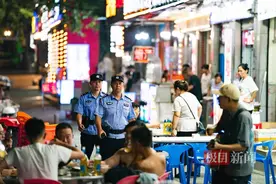 武汉洪山警方尽锐出战，“巡查宣防”全线出击倾心守护辖区烟火气图片