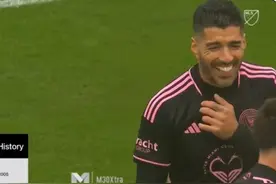 😂把苏亚雷斯牙齿都笑出来了！梅西和苏亚雷斯交谈，后者大笑图片